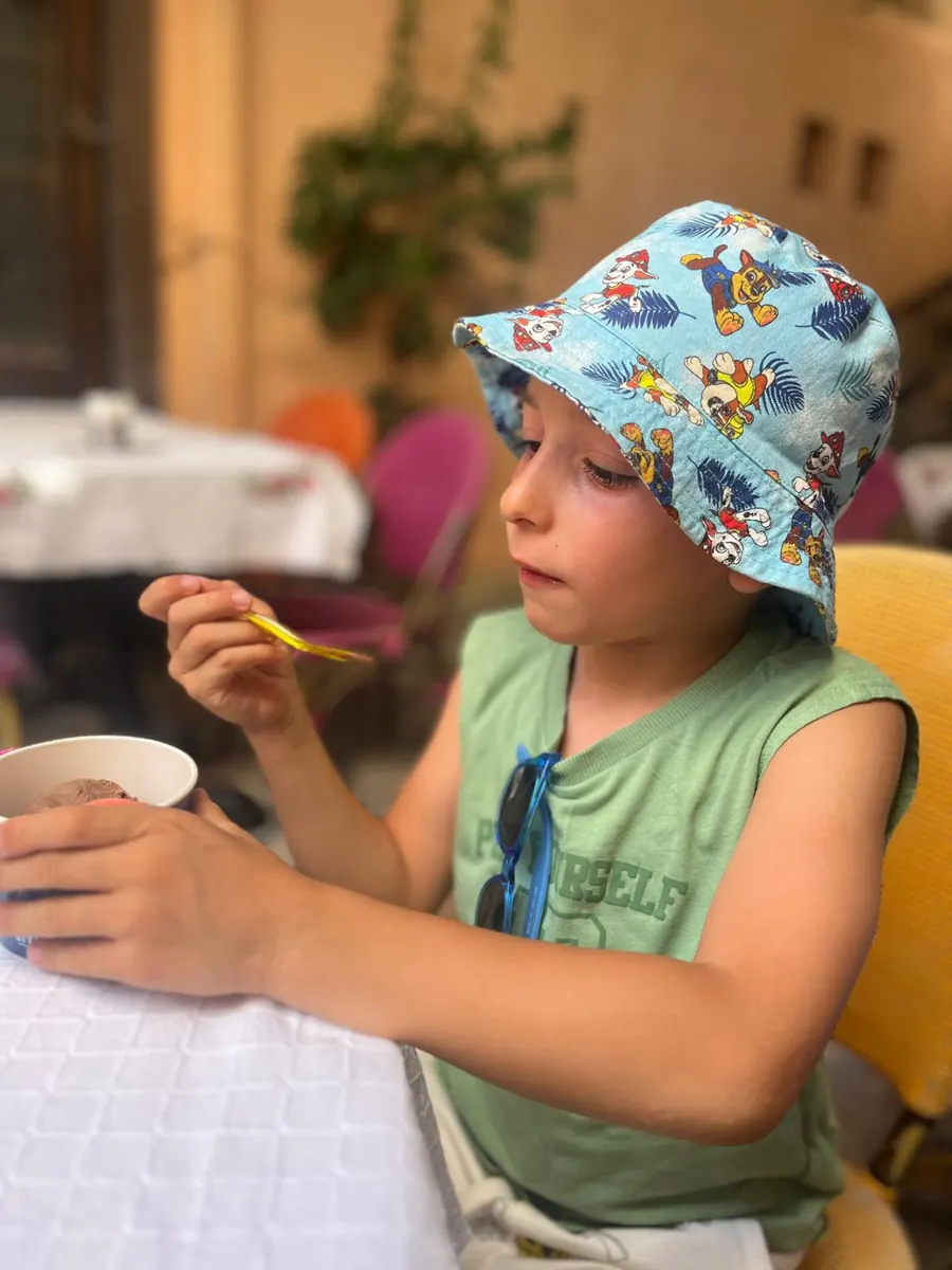 Aras, şapkasıyla dondurmasını yiyor