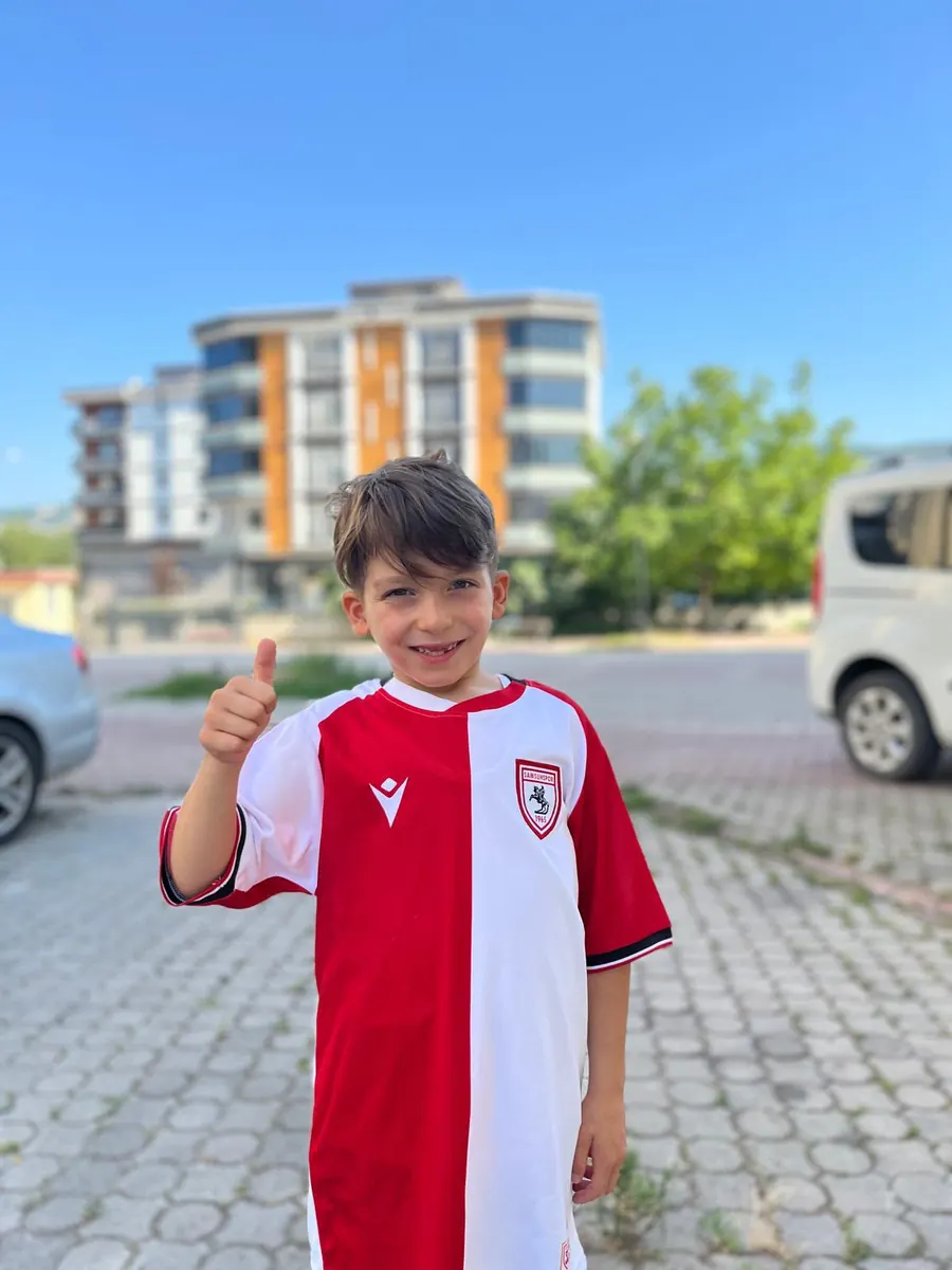 Aras, kırmızı-beyaz Samsunspor formasıyla başparmağını kaldırıyor